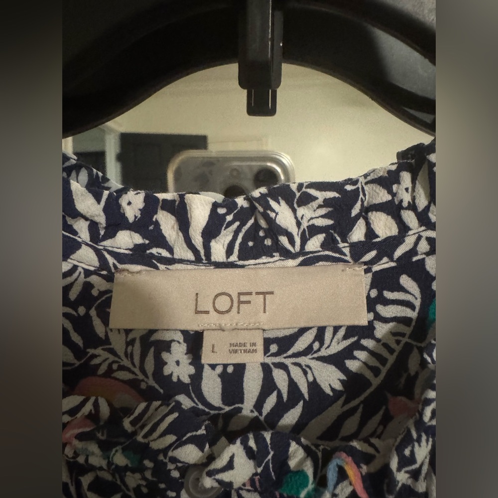 LOFT Navy and White Leaf Pattern Blouse size L - Picture 3 of 5